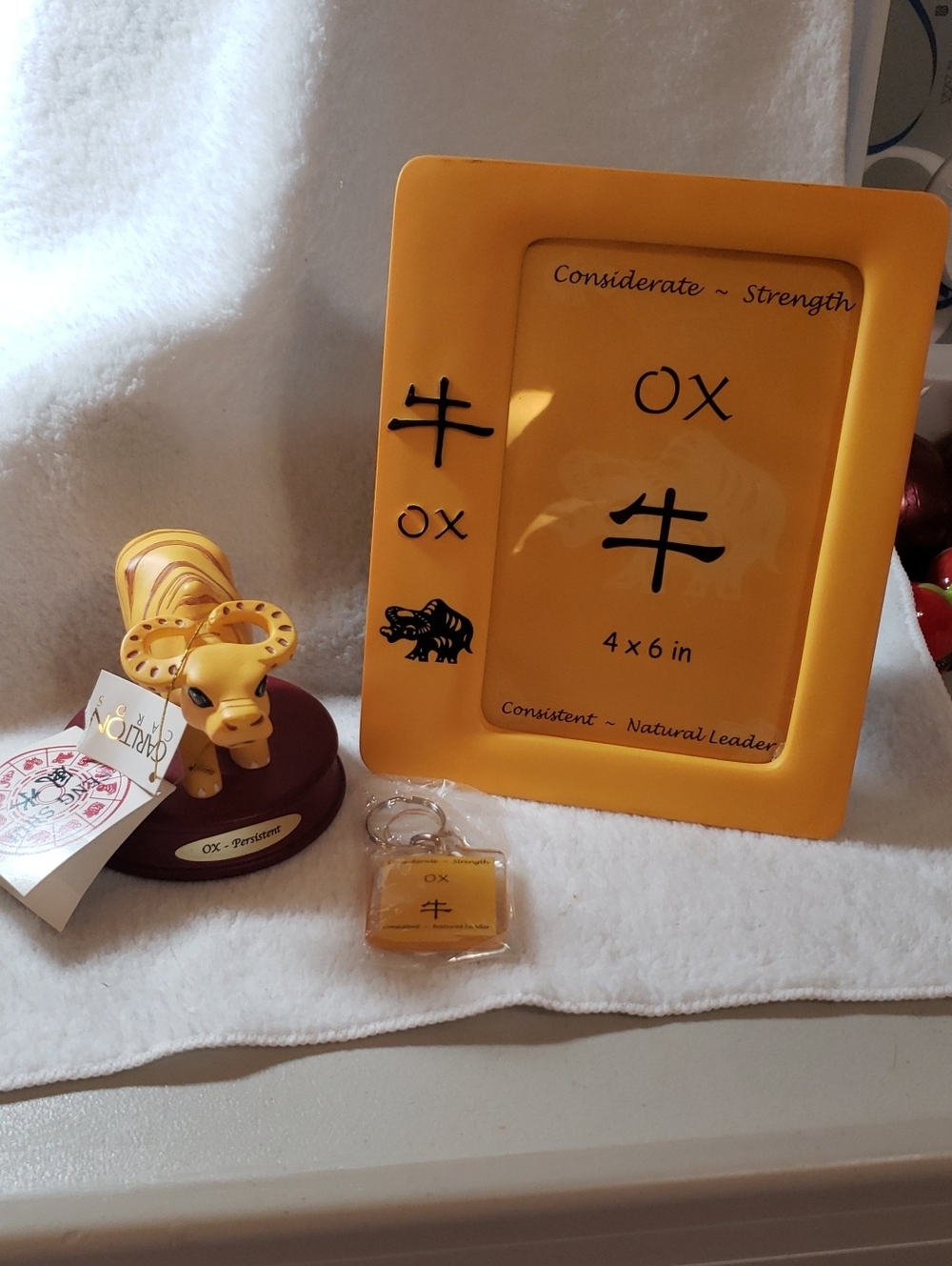 Carlton Cards Yellow Ox Decorative  1 Picture Frame N    1 Keychain N 1 statute